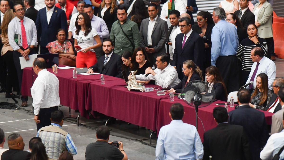 Ríspido debate de reforma en sede alterna ante escalada de protestas