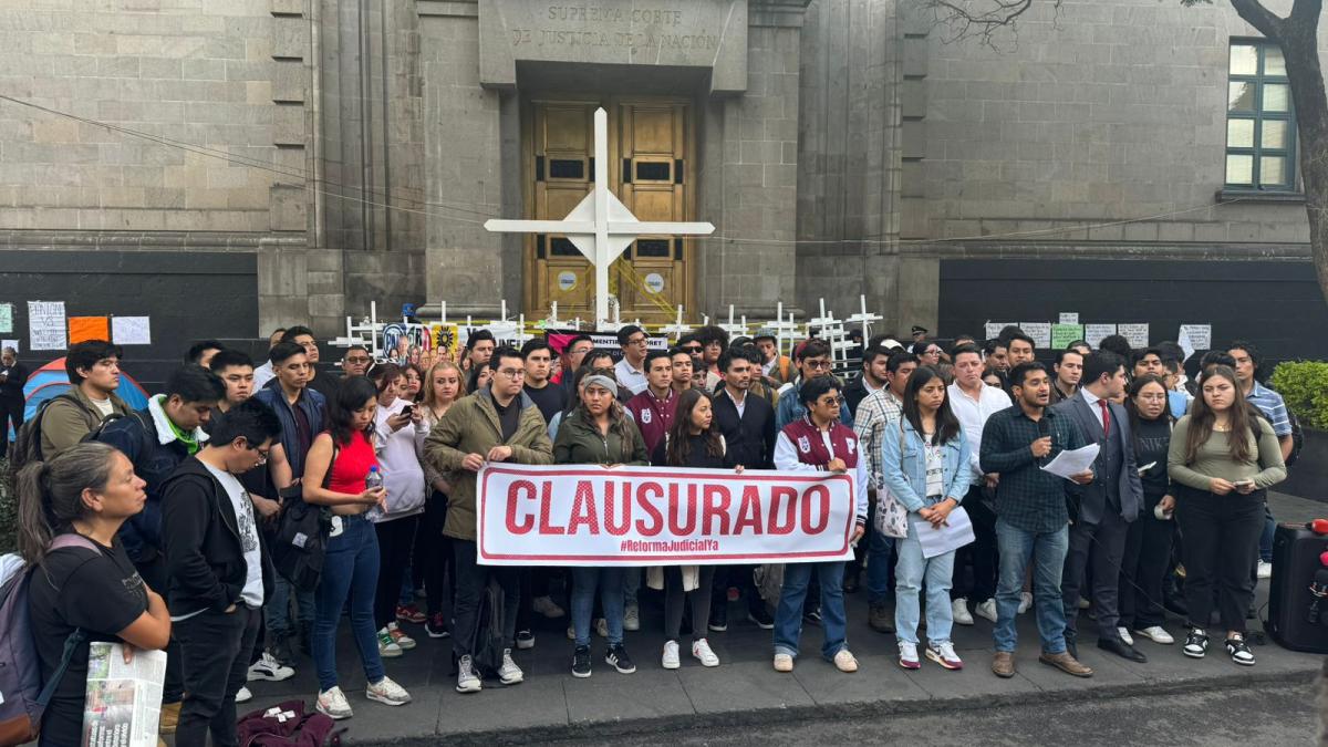 Jóvenes estudiantes realizan clausura simbólica de la SCJN