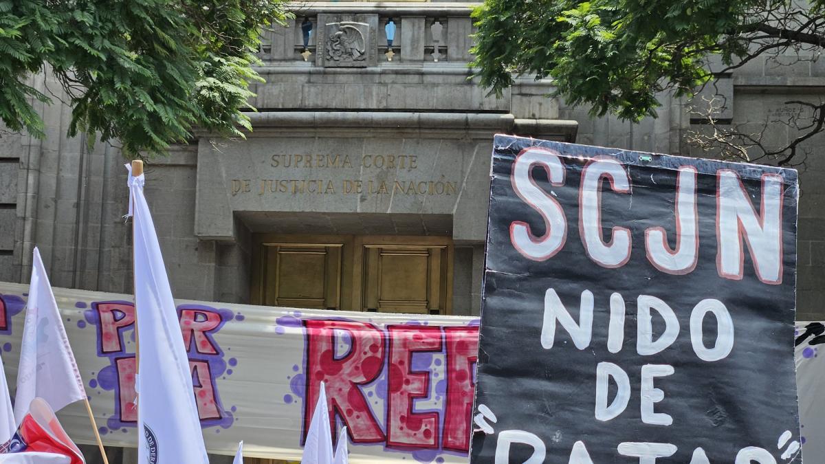 Protestan estudiantes a favor de la reforma judicial en la SCJN