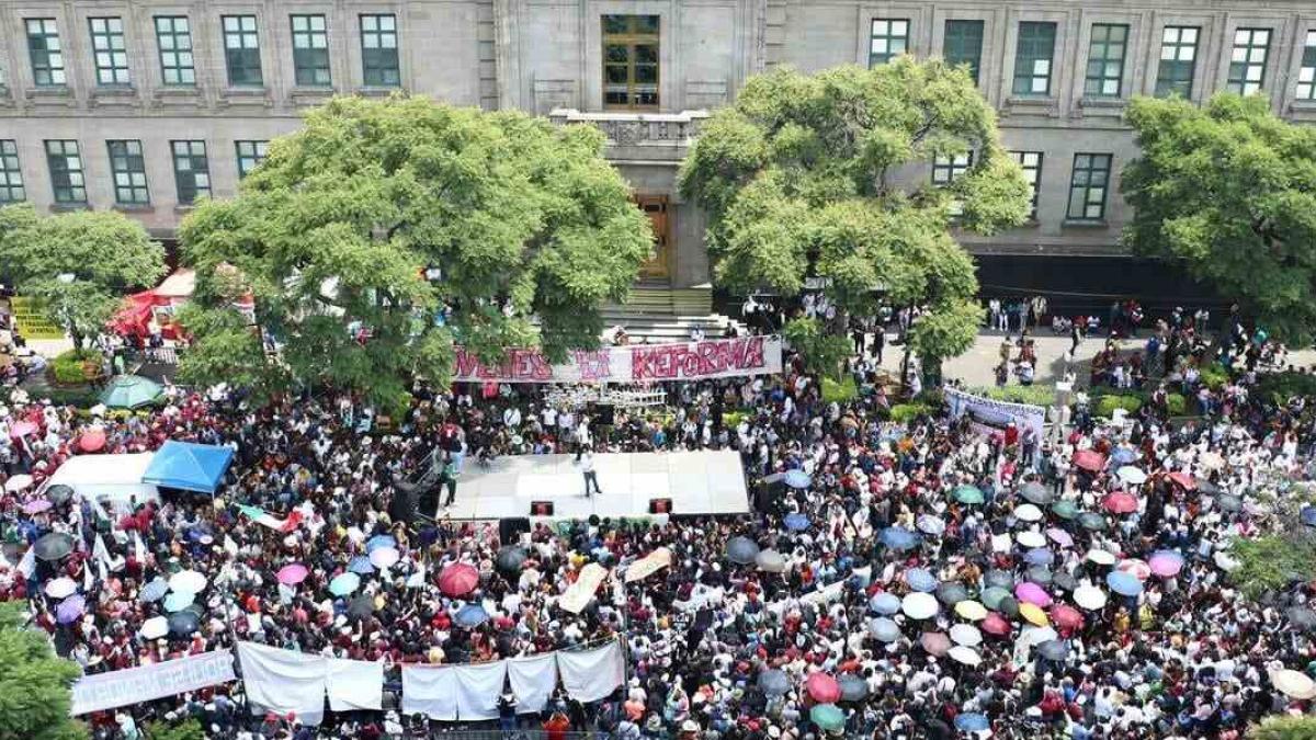 Miles de universitarios abarrotan la SCJN para apoyar la reforma judicial