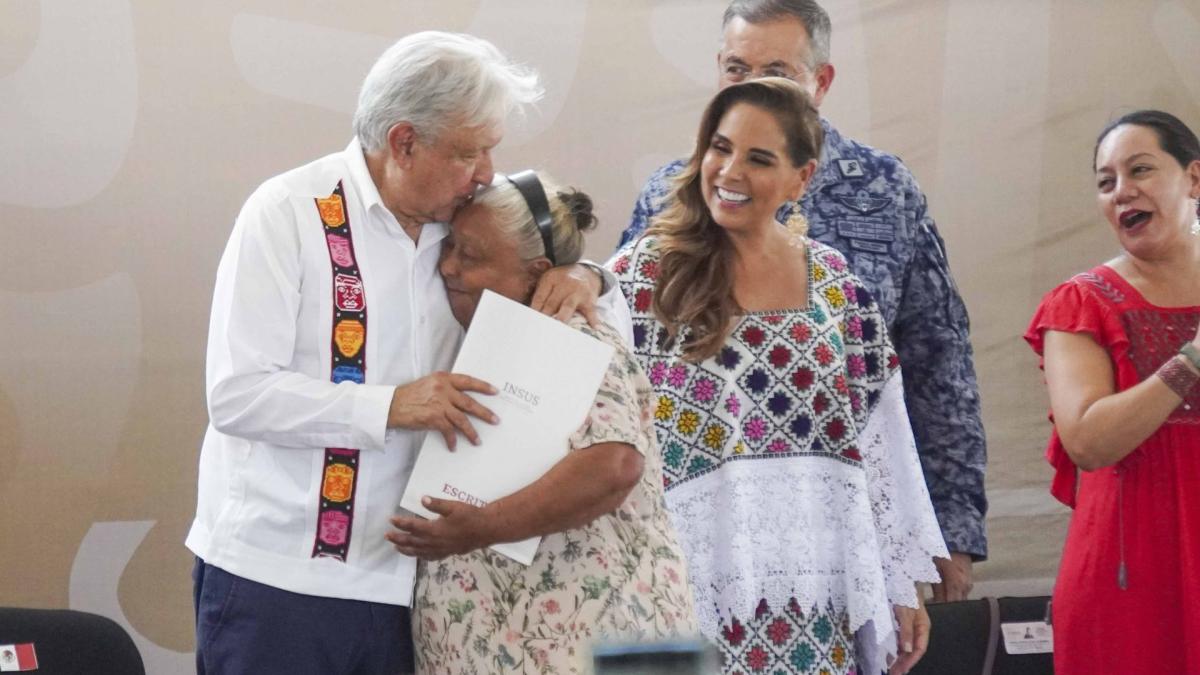 'Fuimos tercos' para lograr la 4T, resalta AMLO durante entrega de escrituras en Quintana Roo