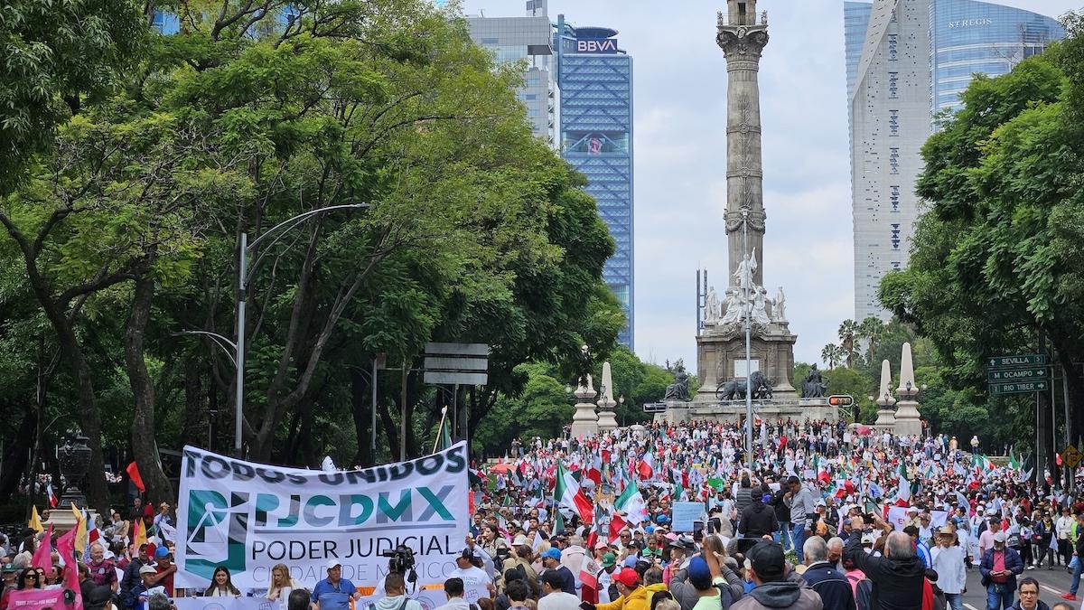 Miles protestan ante Senado tras marchar