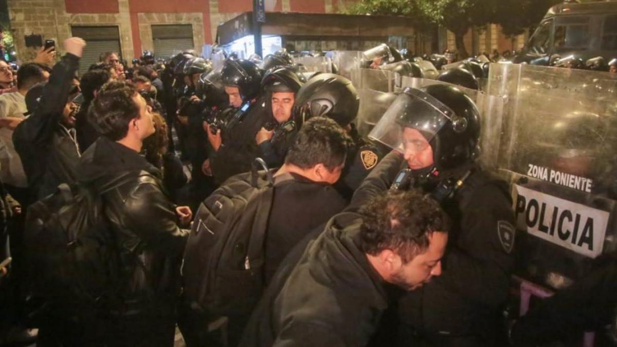 Manifestantes ahora intentan entrar a Xicoténcatl, lugar donde se discute la reforma judicial