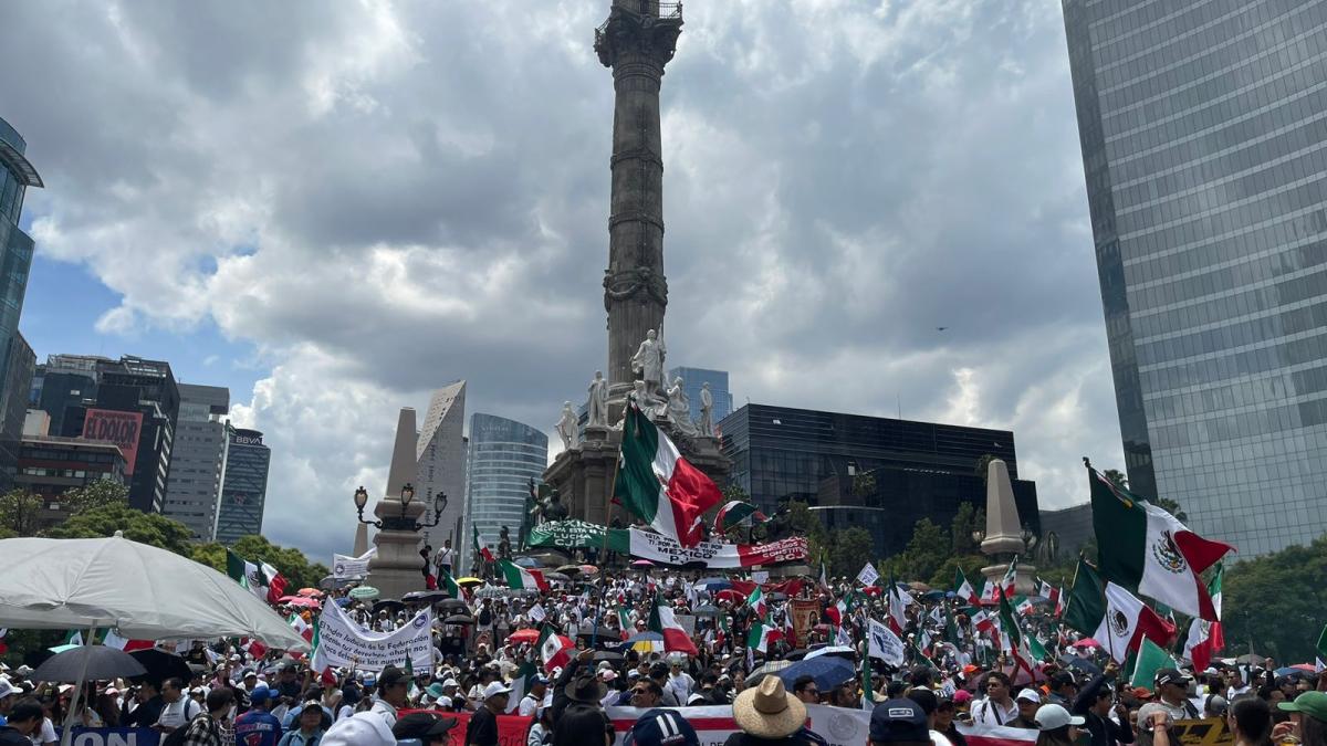 Trabajadores del Poder Judicial protestan en el Ángel de la Independencia