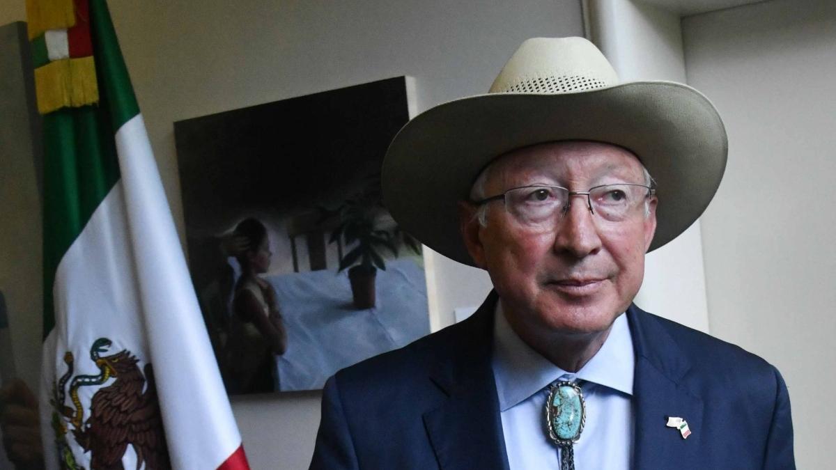 'Tiembla' la democracia en el mundo y América Latina, advierte Ken Salazar