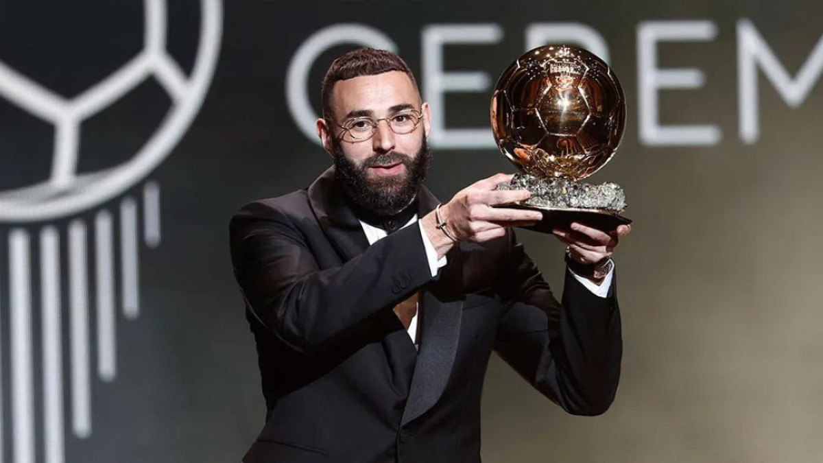 Karim Benzema presume lujoso reloj inspirado en su Balón de Oro, una joya valorada en millones (FOTOS)