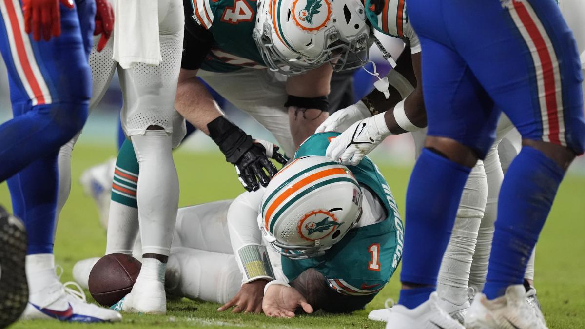 NFL: Tua Tagovailoa sufre conmoción cerebral y abandona el partido entre Dolphins y Bills (VIDEO)