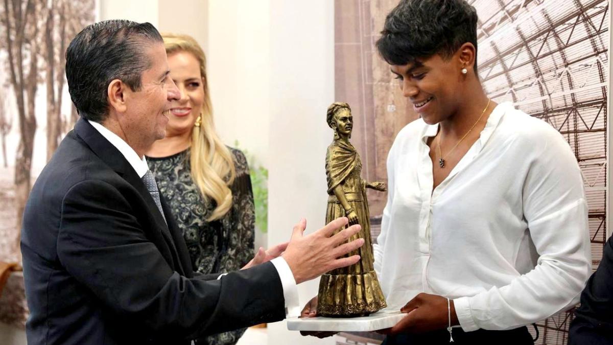 Recibe Giovani Gutiérrez a Prisca Awiti, medallista olímpica