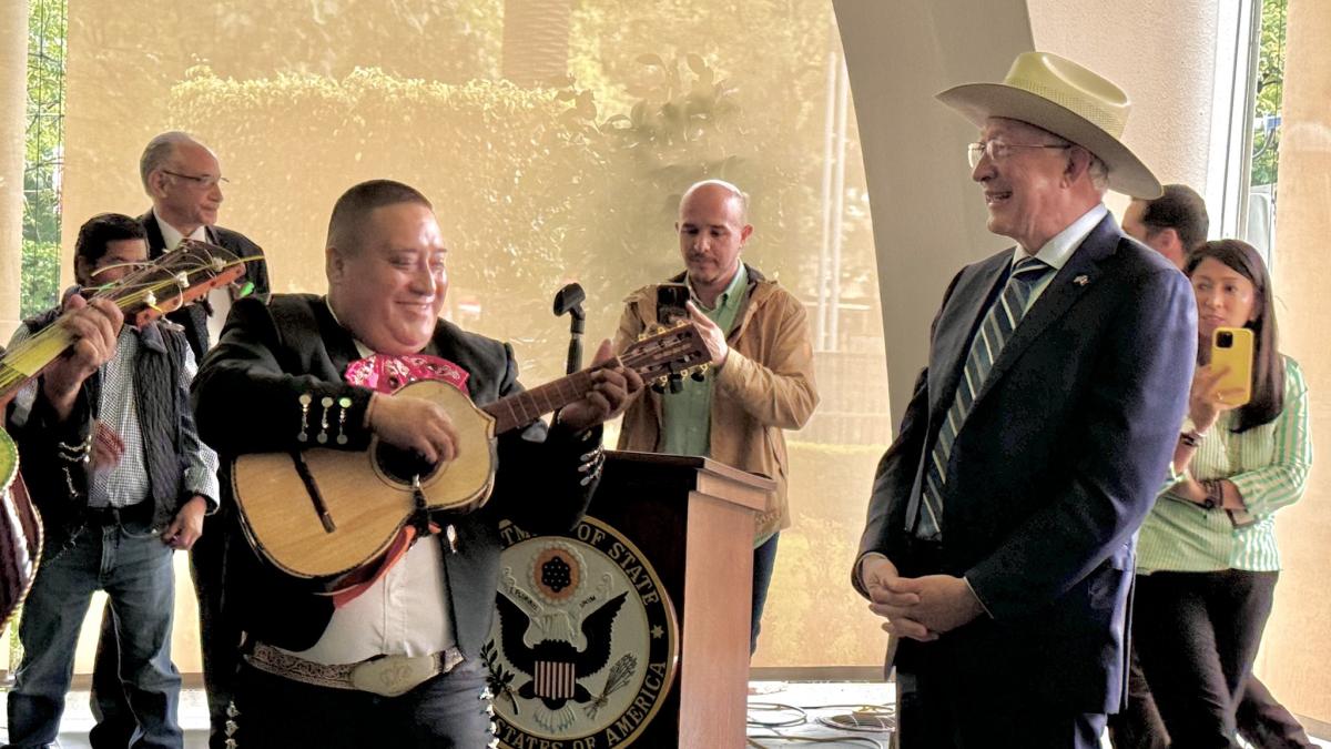 Ken Salazar felicita a México por Independencia: destaca la soberanía de ambos países