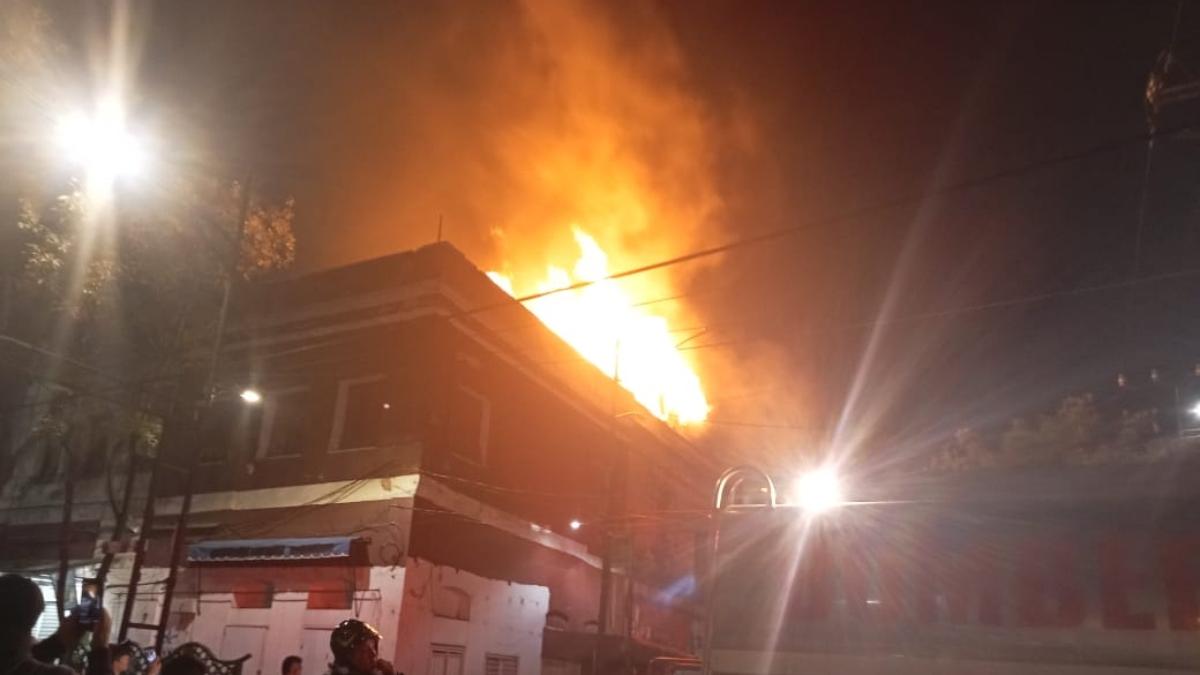 Incendio consume bodega en la zona centro de CDMX; no hay lesionados | VIDEO