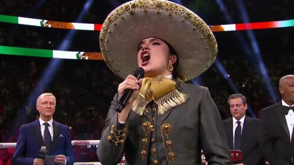 'Canelo' vs Berlanga: Así se equivocó Camila Fernández en el Himno Nacional (VIDEO)