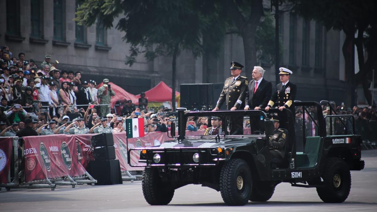 Sedena y Semar despiden y agradecen a AMLO en desfile cívico-militar