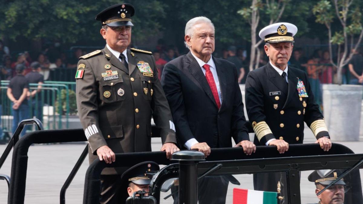 Desfile exhibió contribución de Fuerzas Armadas al desarrollo del país: AMLO