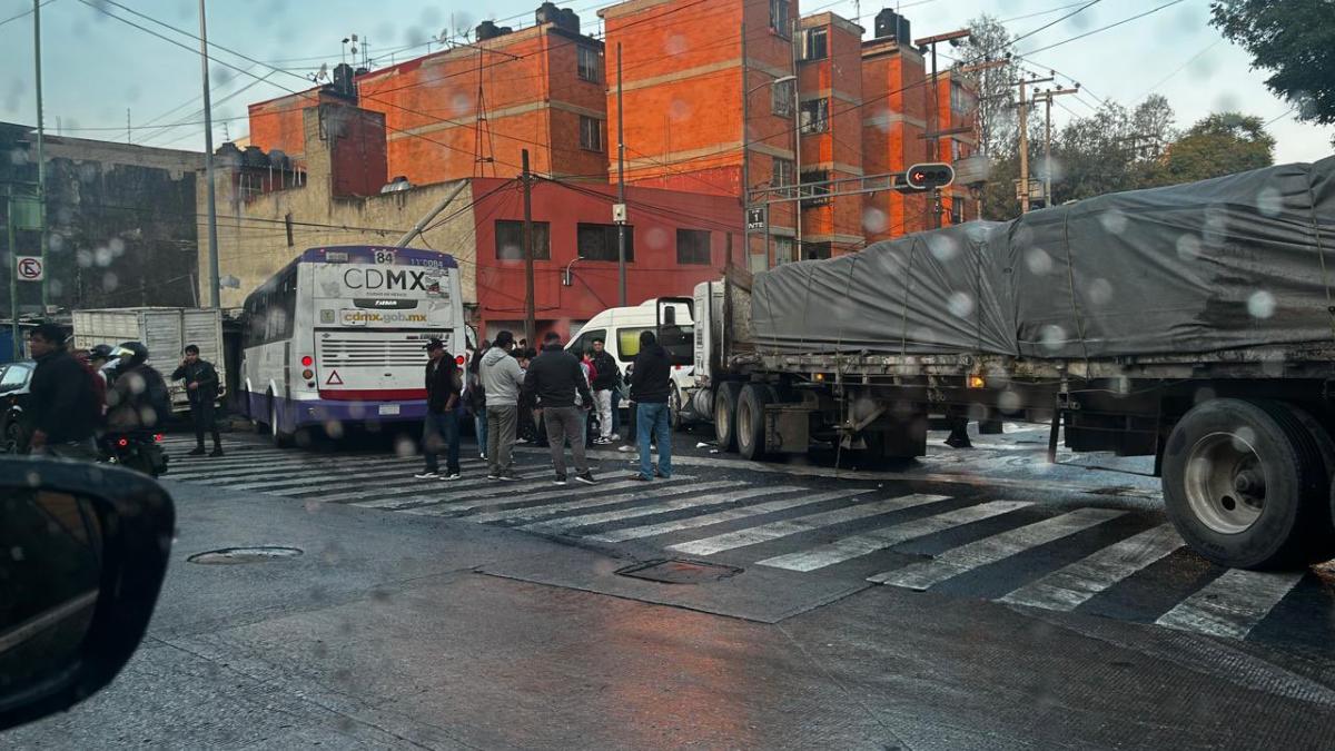 Transporte público choca contra trailer en Eje 1 Norte; hay 19 lesionados