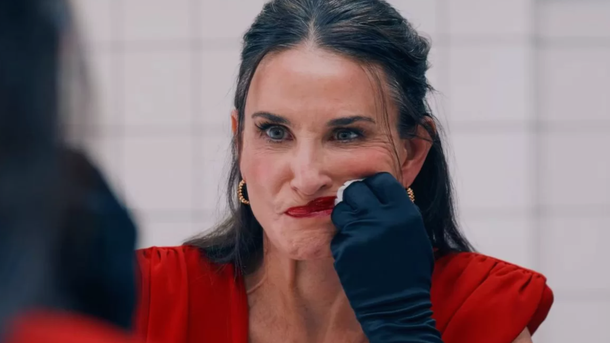 La sustancia: ¿vale al pena ver la película de terror con Demi Moore?