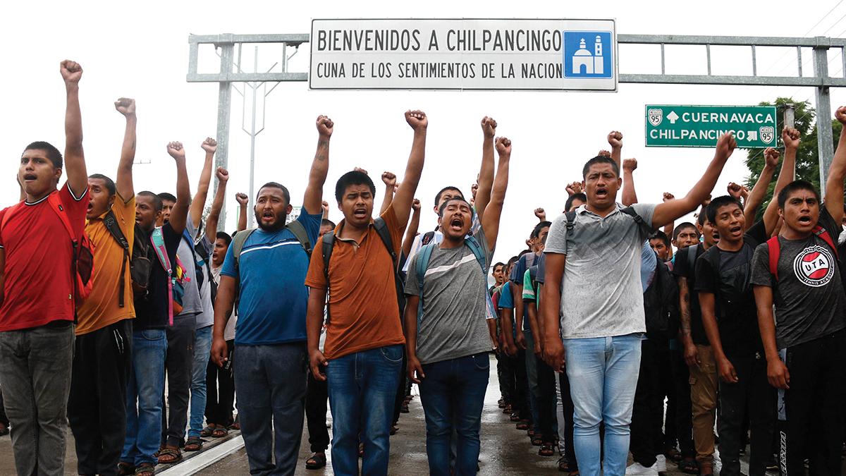 Siguen protestas por los 43 a días de aniversario