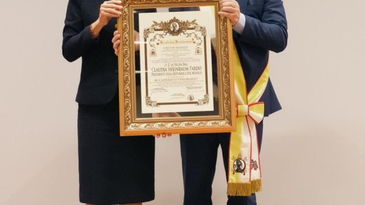 Claudia Sheinbaum recibe premio de la Academia Bonifaciana por su trayectoria académica y política