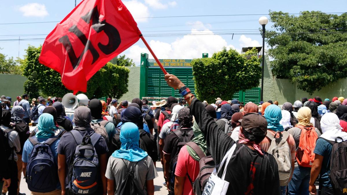 Normalistas hacen destrozos en 27 Batallón del Ejército, en Iguala