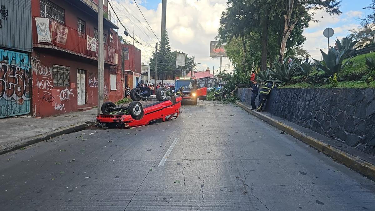 Auto pierde el control y provoca carambola en Iztapalapa; hay un muerto