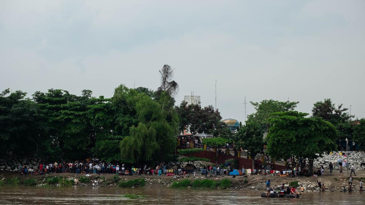 Migrantes pasan ahora el Suchiate en tirolesa