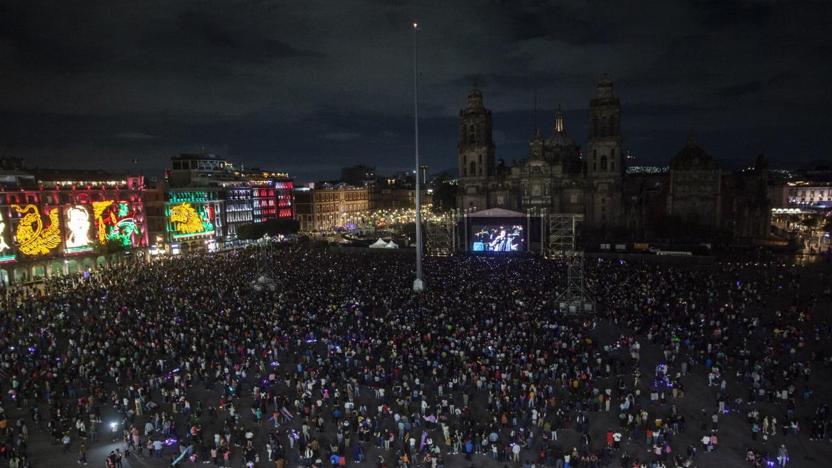 Más de 70 mil reviven a Juan Gabriel con show virtual en el Zócalo