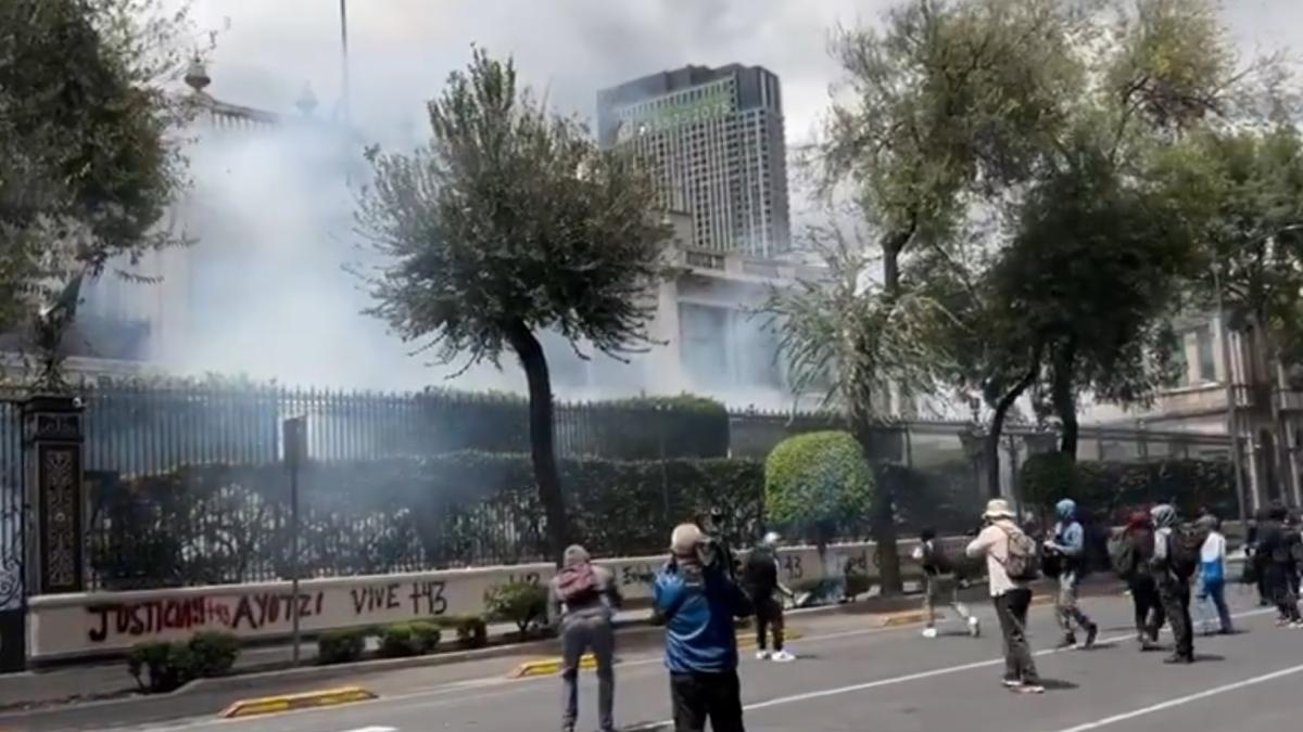 Previo a 10 años de desaparición de normalistas de Ayotzinapa, encapuchados lanzan petardos en Segob