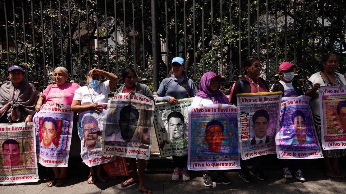 Padres de normalistas de Ayotzinapa protestan: “Sin tregua, ni cuartel”