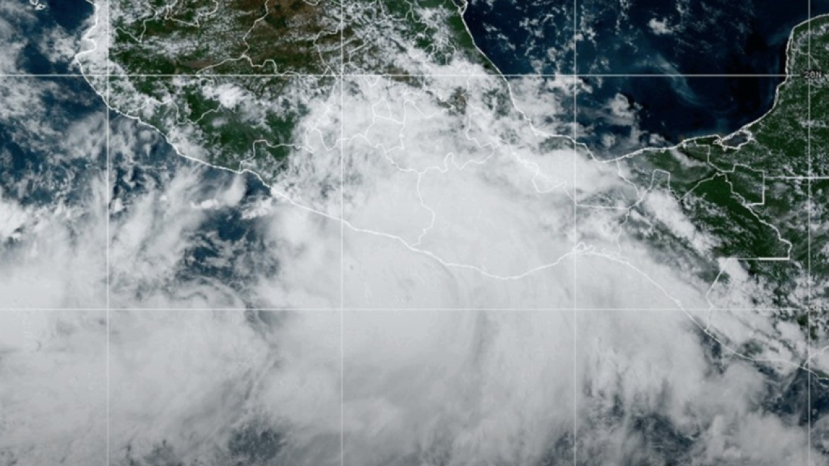 'John' toca tierra como huracán categoría 3 en Marquelia, Guerrero