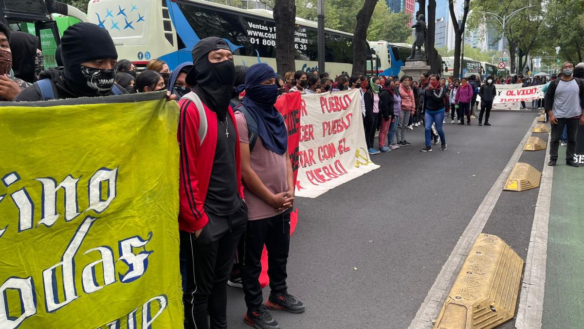 Familiares de Ayotzinapa exigen justicia frente al Senado