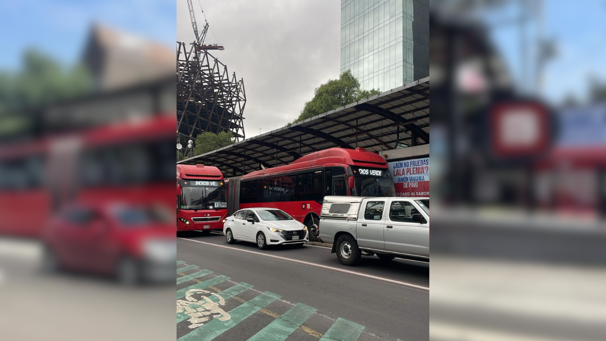 Muere hombre dentro de Metrobús Línea 1; suspenden servicio