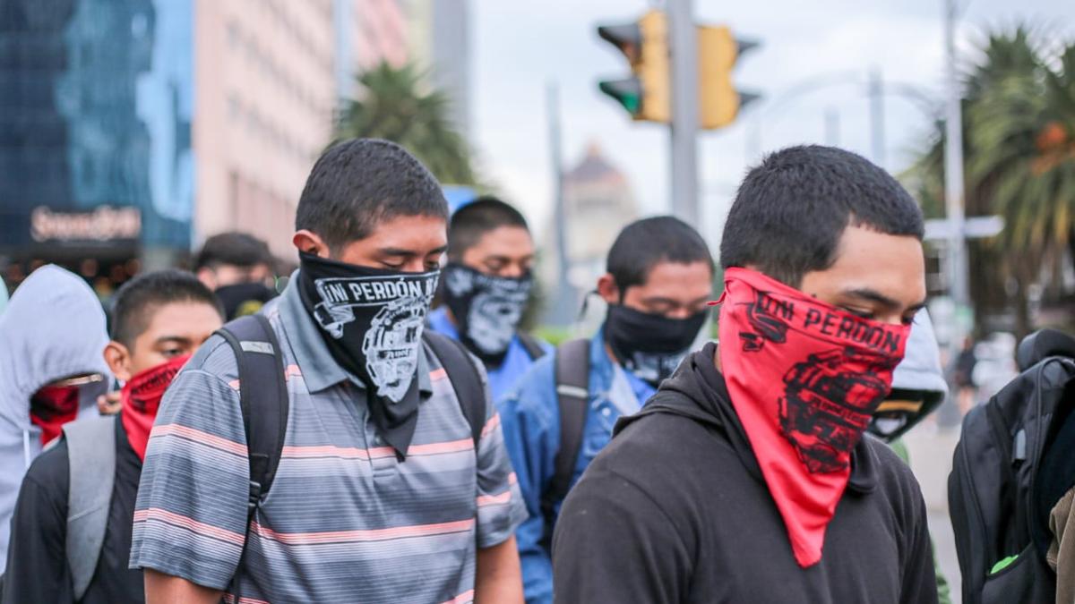 Ayotzinapa a 10 años: estudiantes se reúnen en antimonumento en Paseo de la Reforma