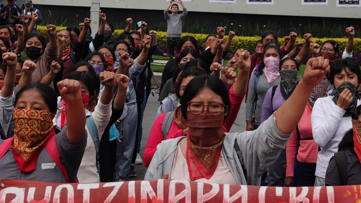 'Ayotzinapa vive': Familiares de los 43 normalitas se retiran en autobuses al terminar el mitin