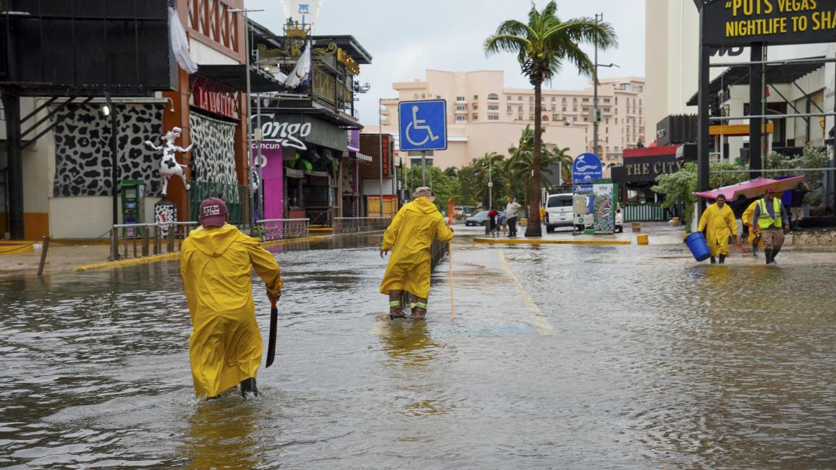 ‘Helene’ se intensifica a Huracán Categoría 2; ‘John’ vuelve a Huracán Categoría 1