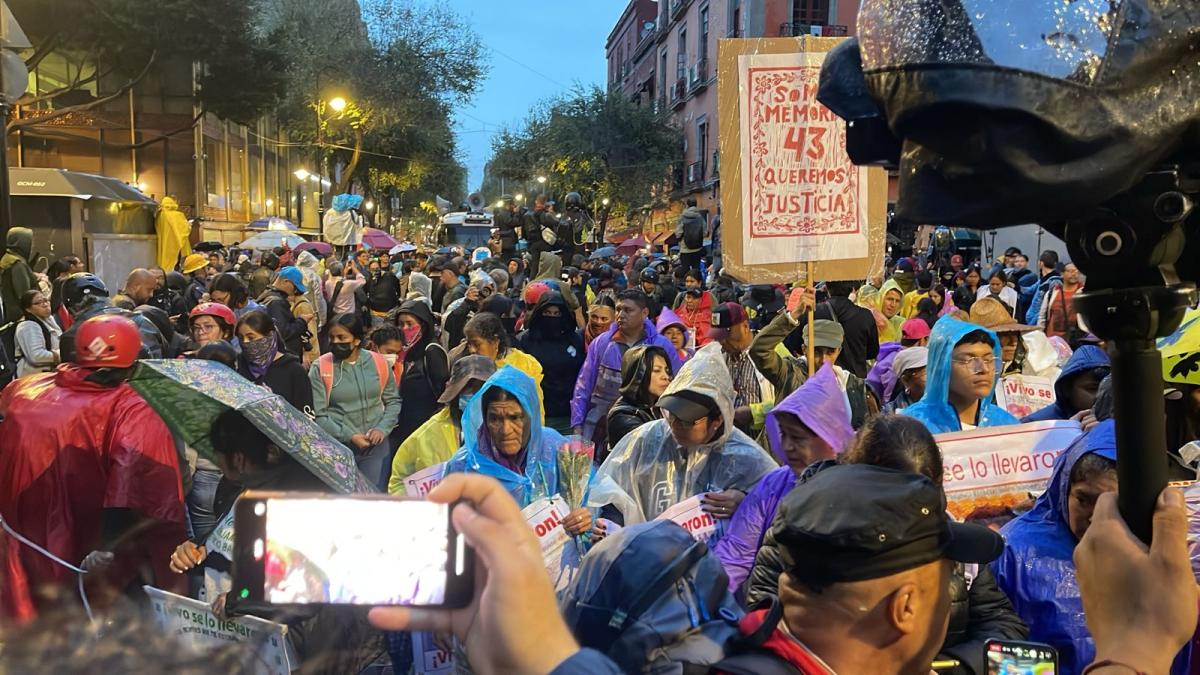 Gobierno de CDMX: 10 mil personas asistieron a la marcha por los 43 normalistas de Ayotzinapa