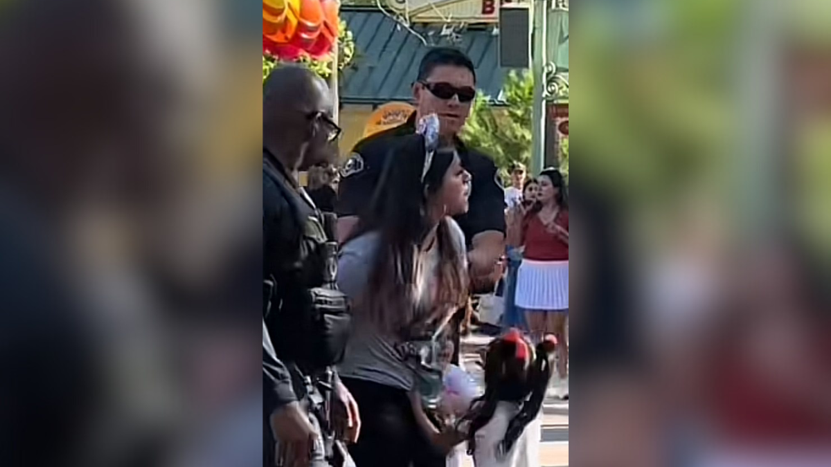 Madre es arrestada en Disney frente a sus hijas por esta razón | VIDEO