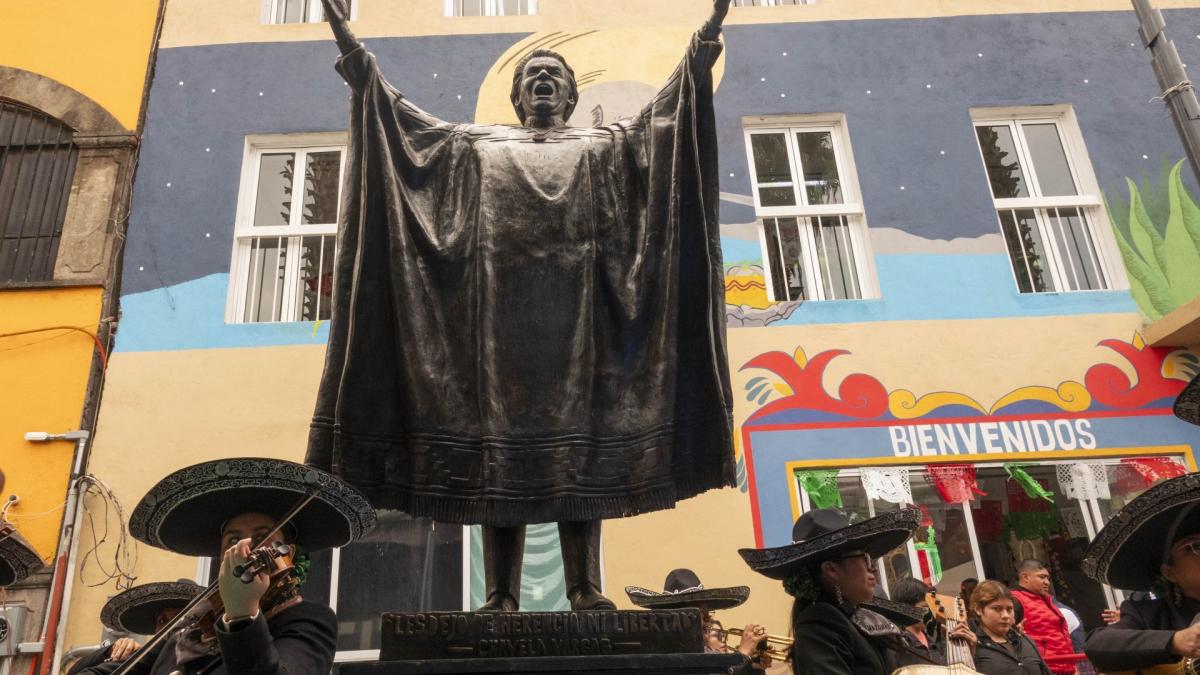 Chavela Vargas es inmortalizada con nueva escultura en Garibaldi