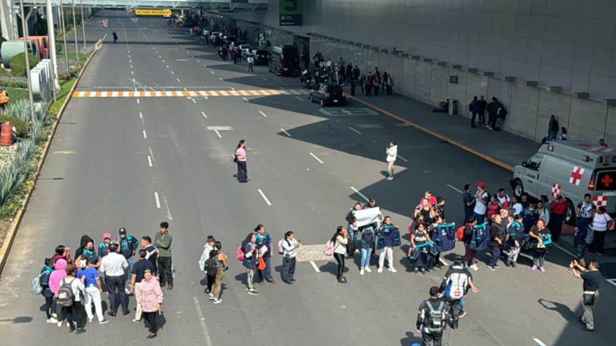 AICM colapsa por bloqueo: Trabajadores de limpieza cierran accesos a la Terminal 2