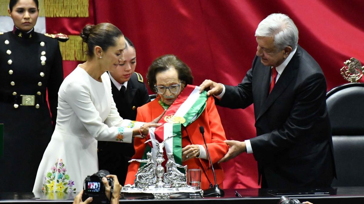 ¿Cuál es el estado de salud de Ifigenia Martínez, la mujer que colocó la banda presidencial a Claudia Sheinbaum?