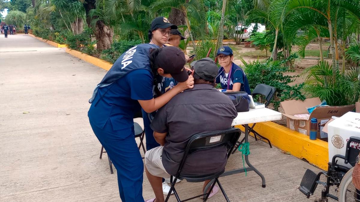 Marina brinda atención médica a afectados en Guerrero por paso de 'John'