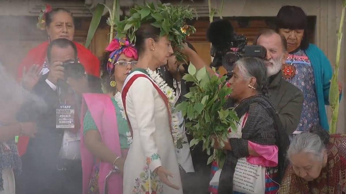 Ante un Zócalo abarrotado, Claudia Sheinbaum encabeza ceremonia del bastón de mando