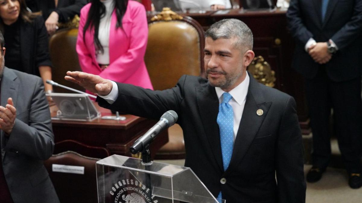 Rinde Mauricio Tabe protesta ante Congreso de CDMX