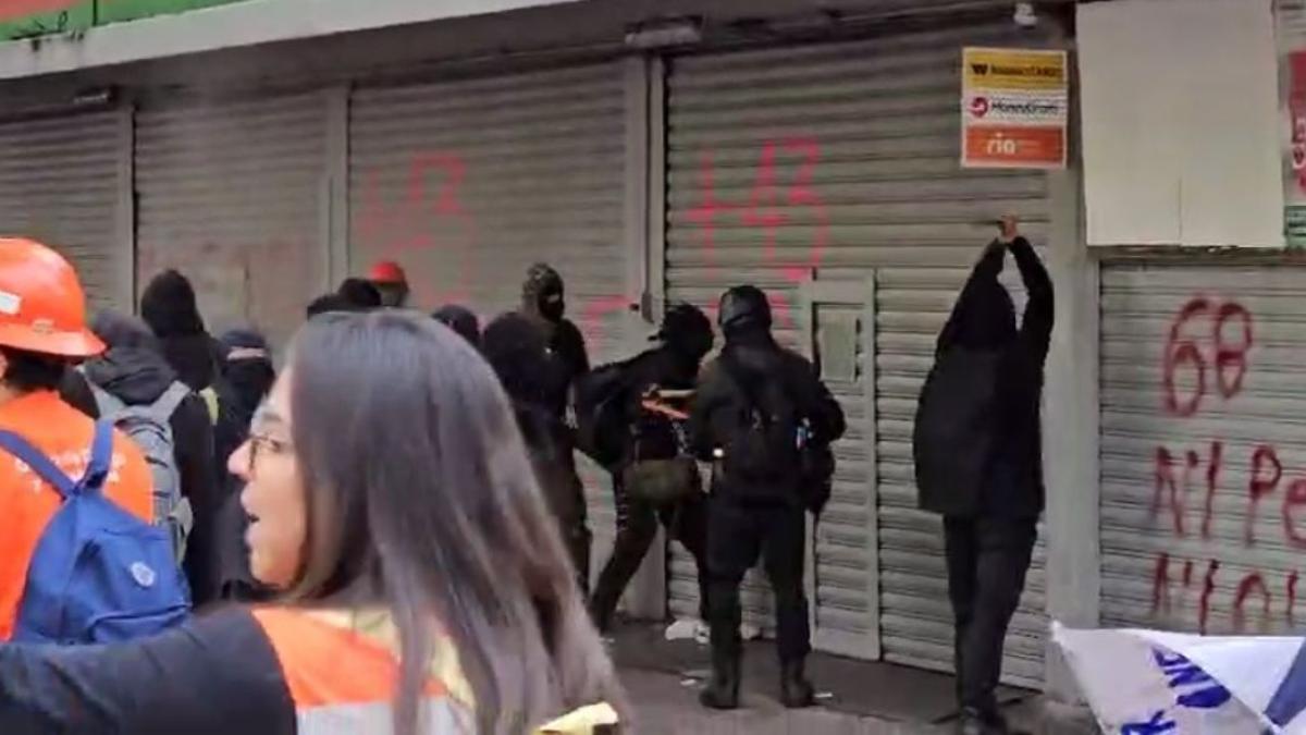 Bloque negro realiza destrozos y pintas en negocios durante marcha del 2 de octubre