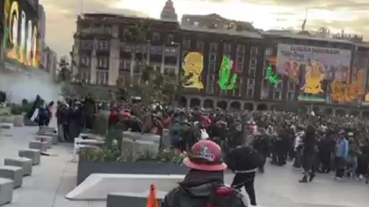 Bloque negro se enfrenta contra policías en el Antiguo Palacio del Ayuntamiento