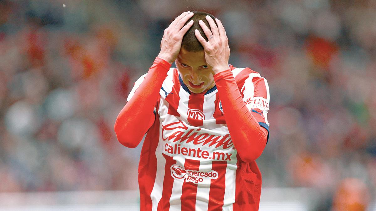 Jugador de Chivas lanza explosivo; lesiona a periodista