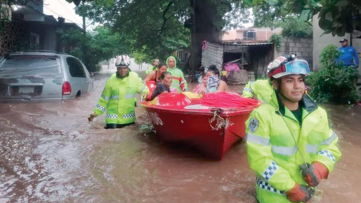 Se degrada ciclón; deja inundaciones