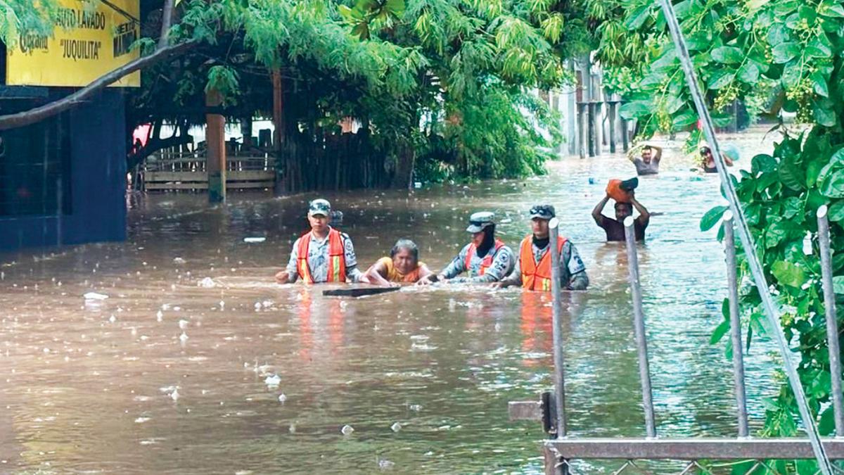 Juchitán bajo el agua por desborde de río Los Perros