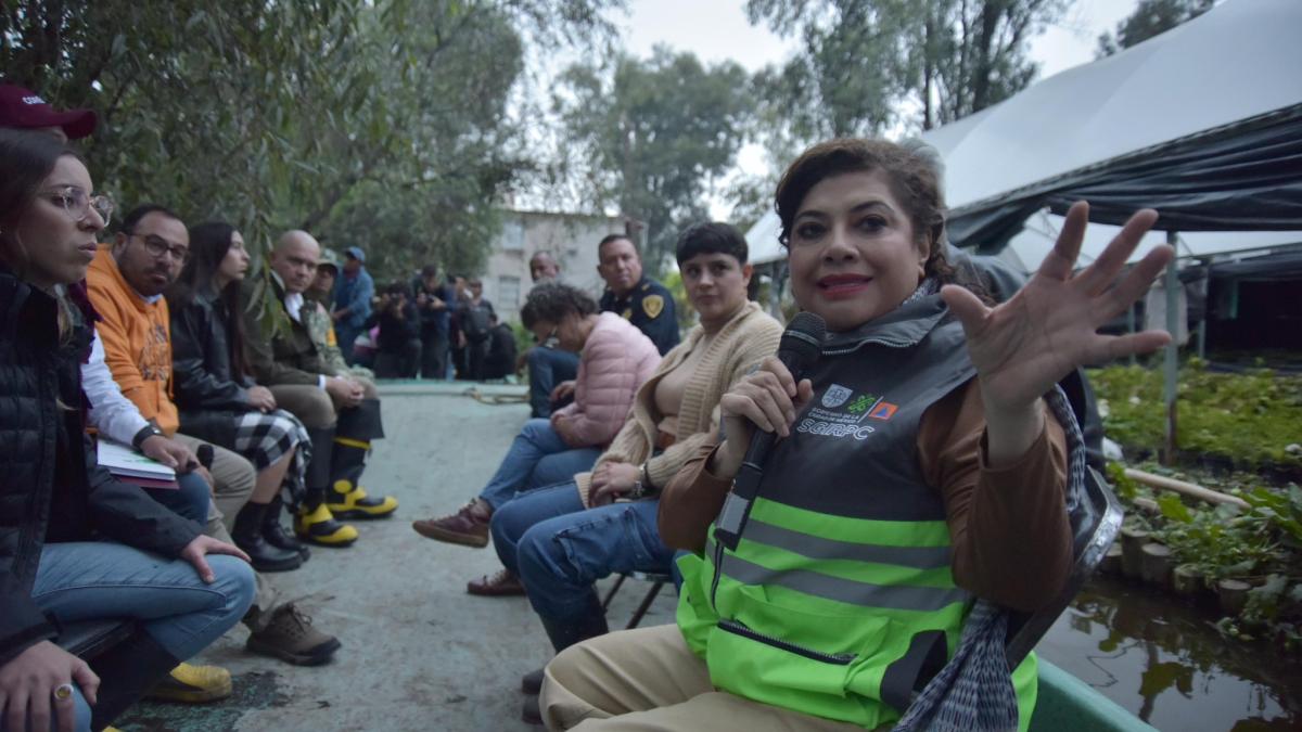 Clara Brugada lleva apoyos a floricultores de Xochimilco tras daños por inundaciones