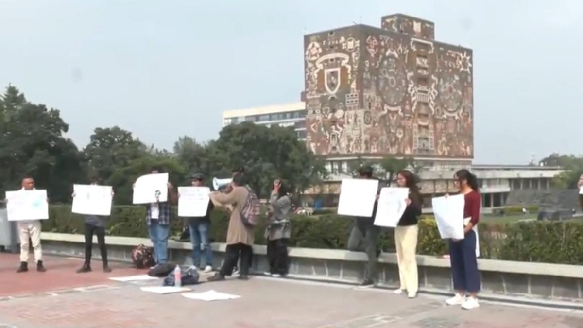 Estudiantes se manifiestan por compañeros expulsados tras paro en CCH Naucalpan