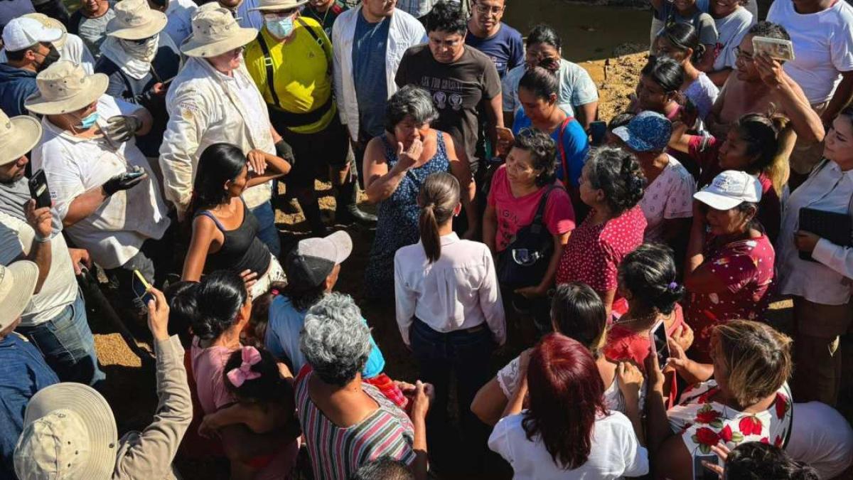 Claudia Sheinbaum recorre a pie calles de Acapulco y habla con damnificados por 'John'