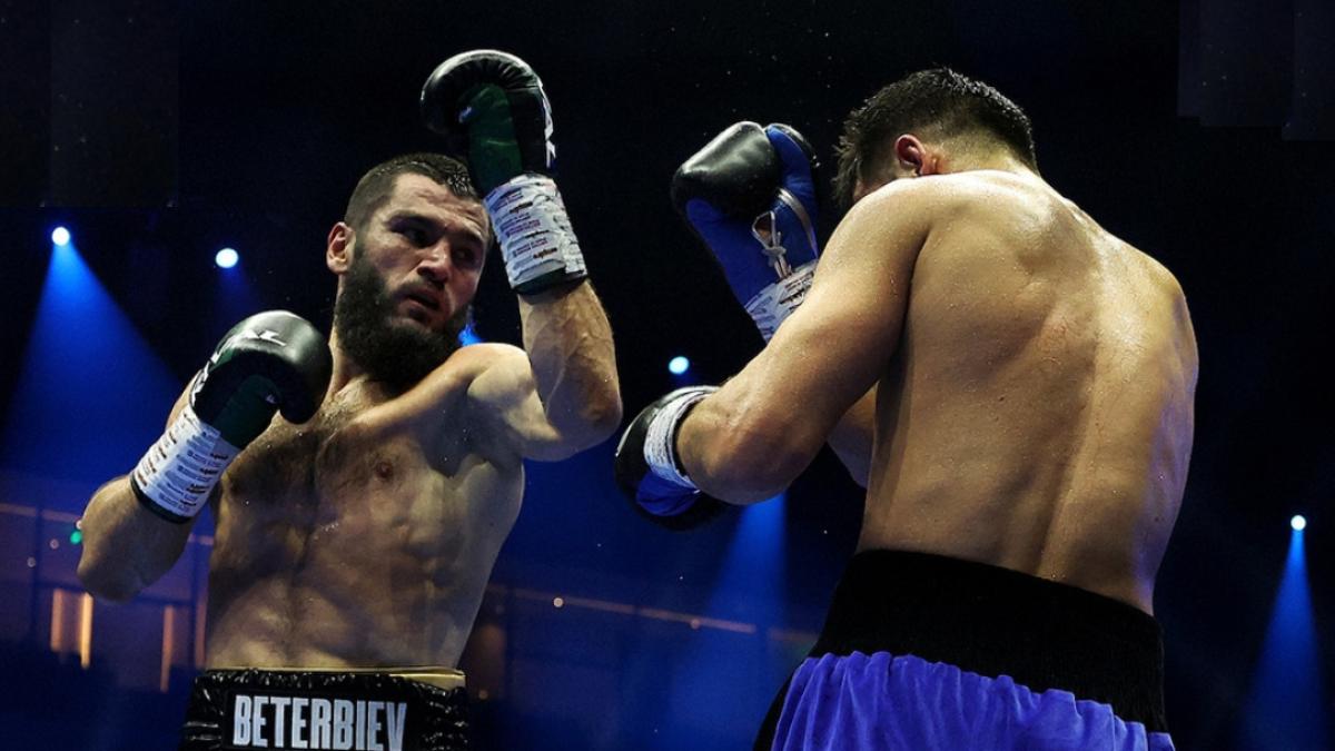 Box: Artur Beterbiev vence a Dmitry Bivol y es campeón mundial indiscutido de peso semicompleto